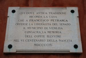 Targa commemorativa del soggiorno di Petrarca